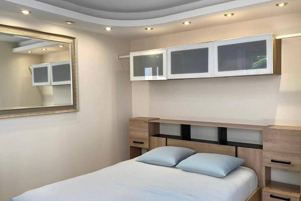 Appartement entier, Studio équipé et meublé avec cour commune en centre-ville in Montluçon, Région de Montluçon