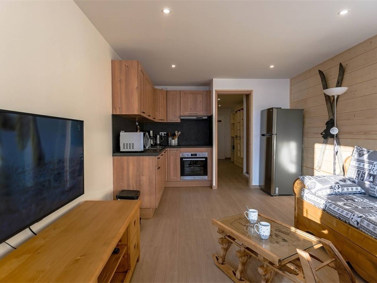 Entire apartment, Renovated Mountain Style Apt - Val Thorens - Sleeps 6 - Ski-In/Ski-Out - South-Facing Balcony in Val Thorens, Les Trois Vallées