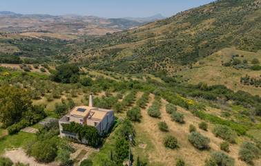 Vacation Rental for 10 Guests in Alia, Palermo Province, Picture 4