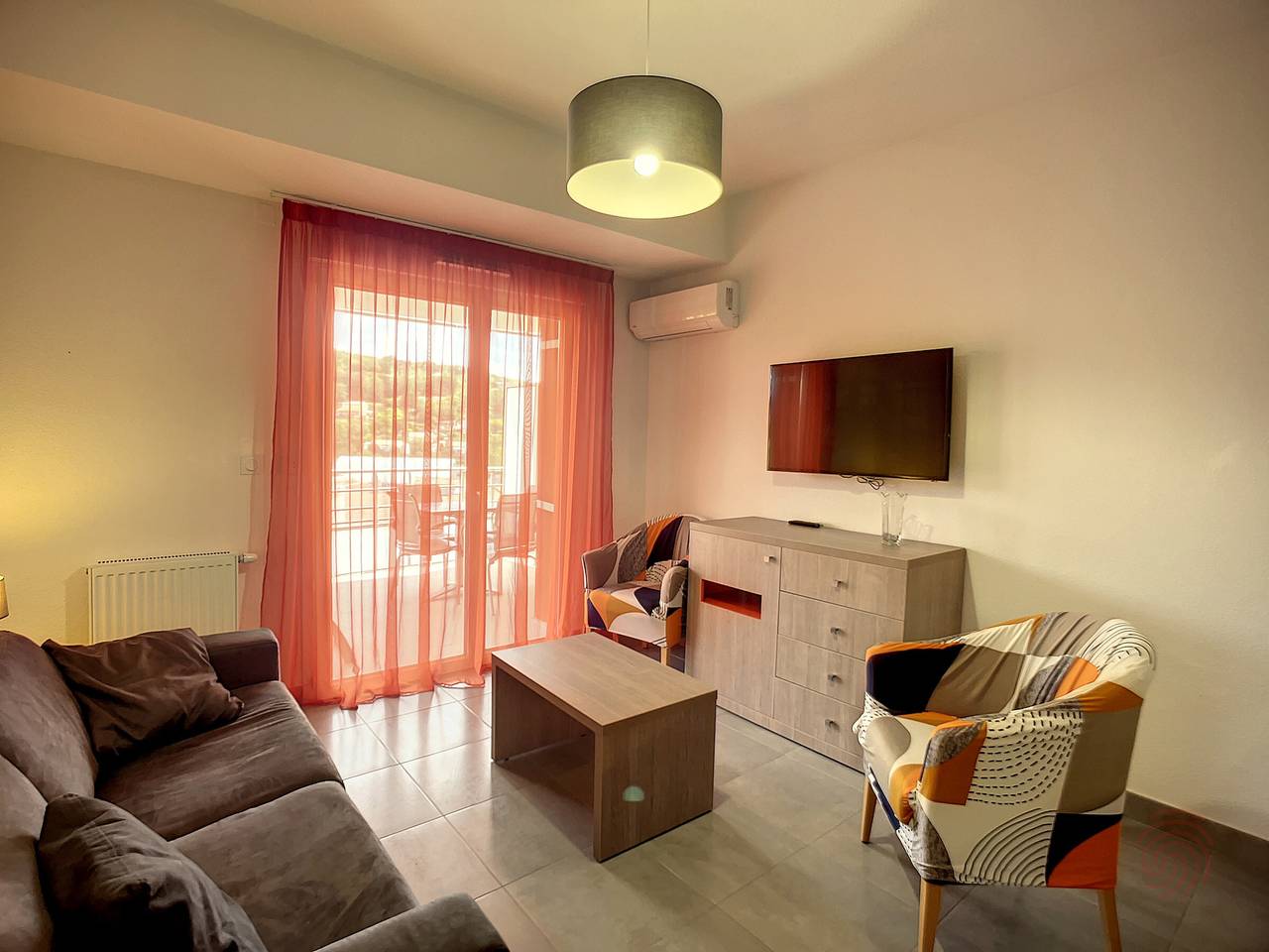 Appartement entier, Bel F2 climatisé, terrasse, parking, à 50m des Thermes de Lamalou-les-Bains, animaux acceptés in Lamalou-les-Bains, Région de Béziers