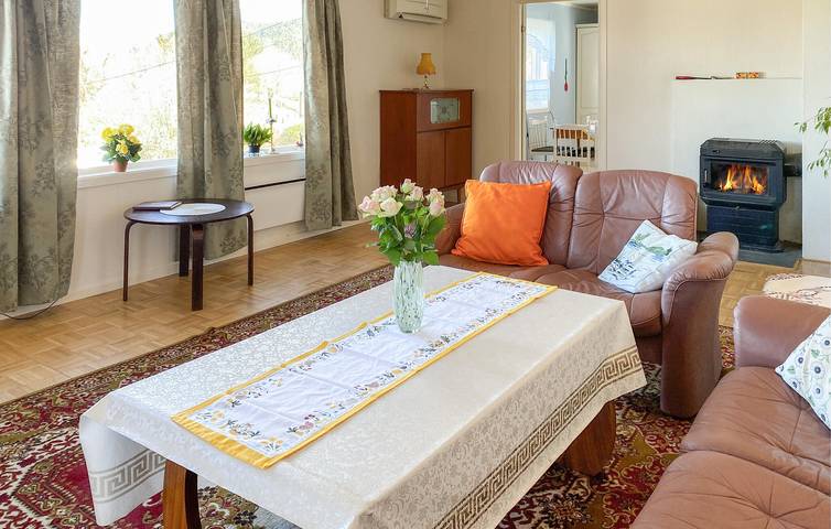 Ferienhaus für 6 Personen mit Terrasse in Gjemnes, Nördliches Fjordnorwegen