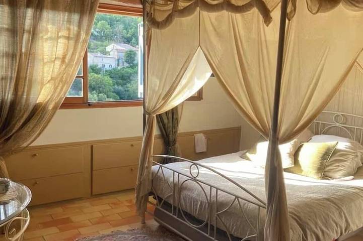 Charming house in Esparron de verdon, at the foot of the castle, overlooking the village. in Esparron-de-Verdon, Alpes de Alta Provenza