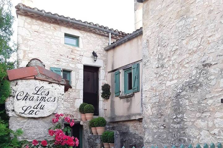Gîte pour 2 personnes, avec Jacuzzi ainsi que Terrasse et Jardin à Esclauzels