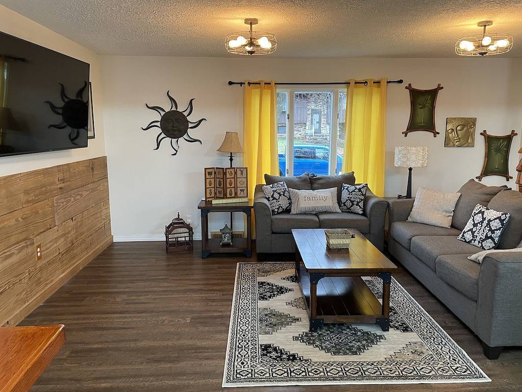 Spacious family home with luxe beds, fenced in back yard, heart of town! in Davenport, Quad Cities