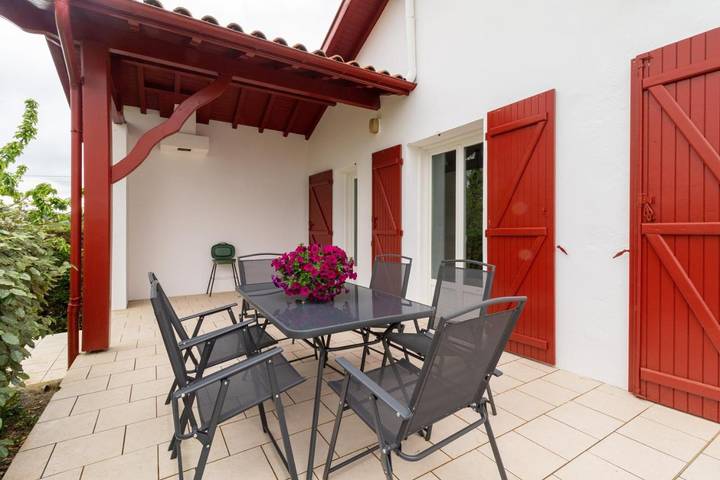 Location de vacances pour 6 personnes, avec terrasse et jardin à Arraute-Charritte