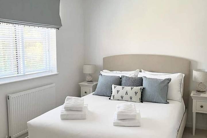 Perfect retreat for two! One bed house with garden, minutes from sea front in Poole, Poole Harbour