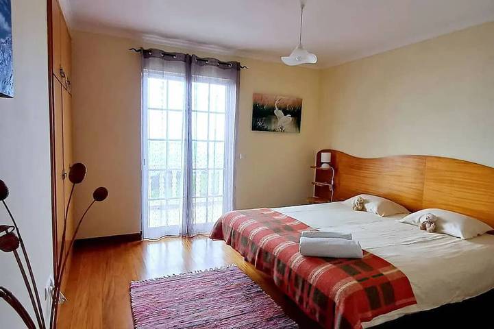 Panoramic Sea and Mountain Views: 2 master bedrooms both with ensuite bathrooms in Estreito da Calheta, Île de Madère