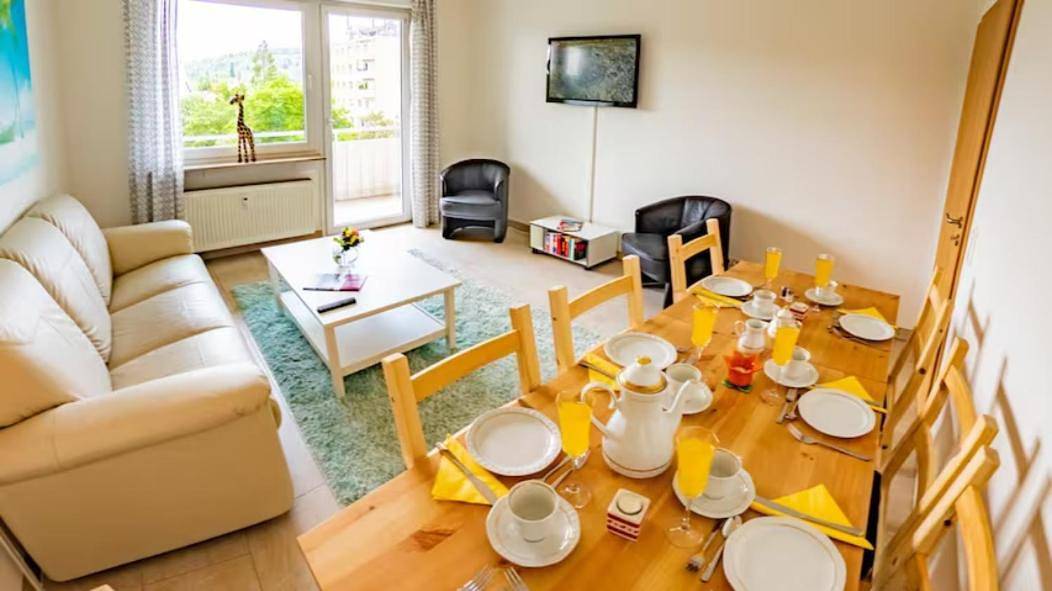 Geheel appartement, Eleonoras Ferienwohnung in Würzburg Stadt am Park mit Balkon inklusive eigenen Parkplätzen vor der Tür in Würzburg, Franconian Wine Country