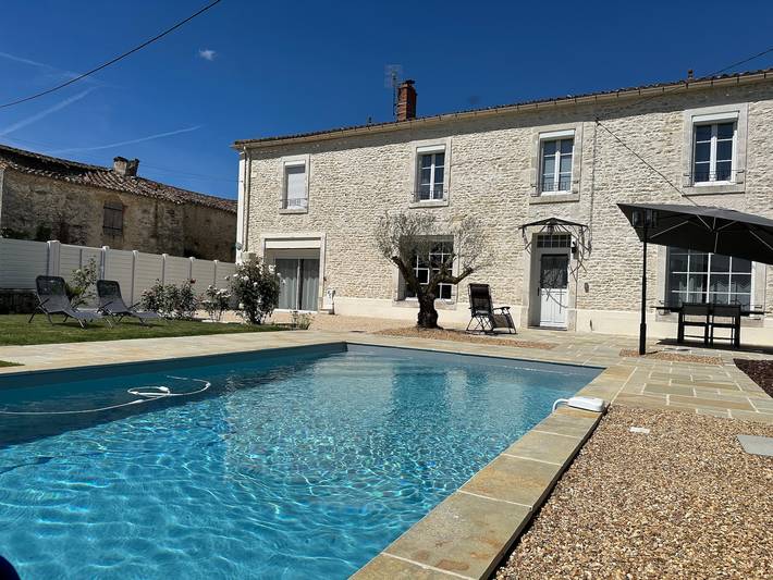 Location de vacances pour 8 personnes, avec Terrasse ainsi que Jardin et Piscine à Vix