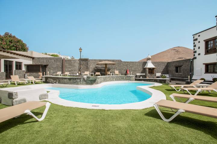 Appartamento intero, Incantevole appartamento "1" con terrazza, piscina comunitaria e Wi-Fi in La Asomada, Tias
