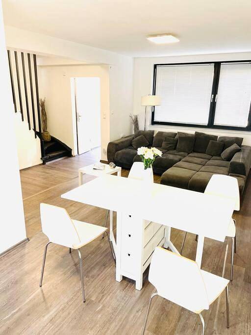 Ferienwohnung für 5 Personen, mit Terrasse und Garten in Moers