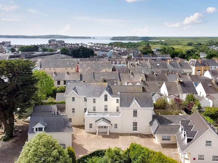 Log cabin for 14 people in Tenby