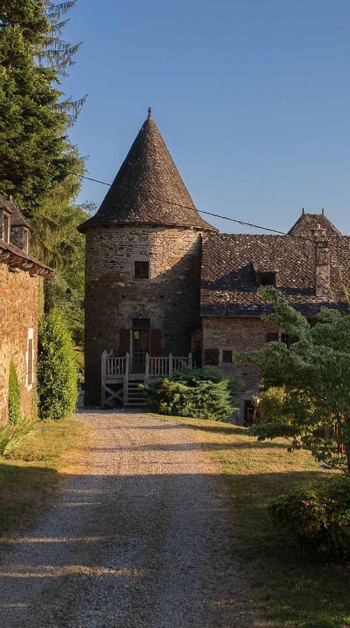 Location de vacances pour 6 personnes, avec piscine ainsi que vue et jardin à Bassignac-le-Bas - 2