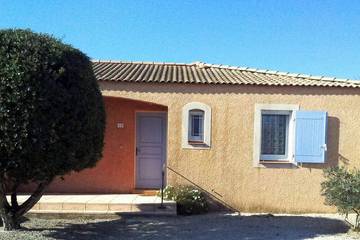 Gîte pour 6 personnes, avec piscine ainsi que terrasse et jardin, animaux acceptés à Eyguières