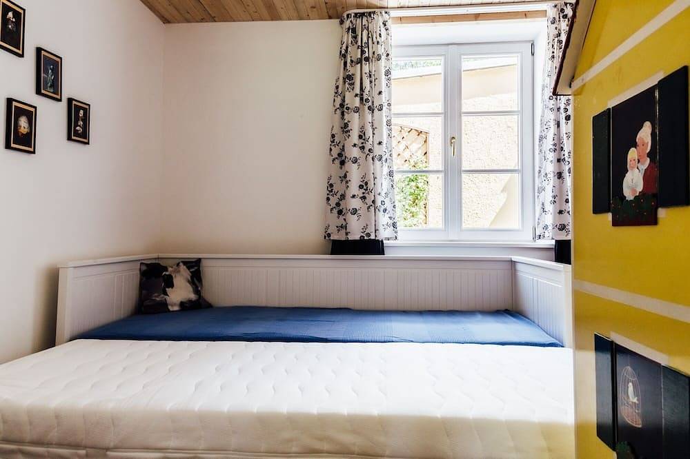 Ganze Wohnung, Extravagante Wohnung mit großer Schlafgalerie im Schlosshof in Regenstauf, Ostbayern