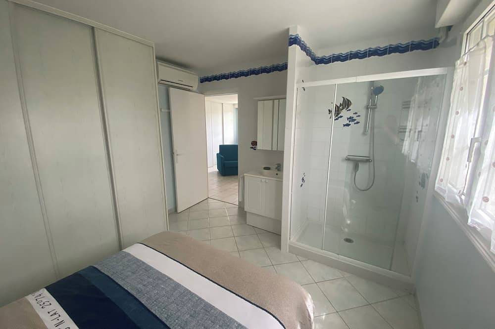 Hébergement avec piscine couverte! Idéalement placé pour découvrir la région in Bussac-sur-Charente, Région de Saintes