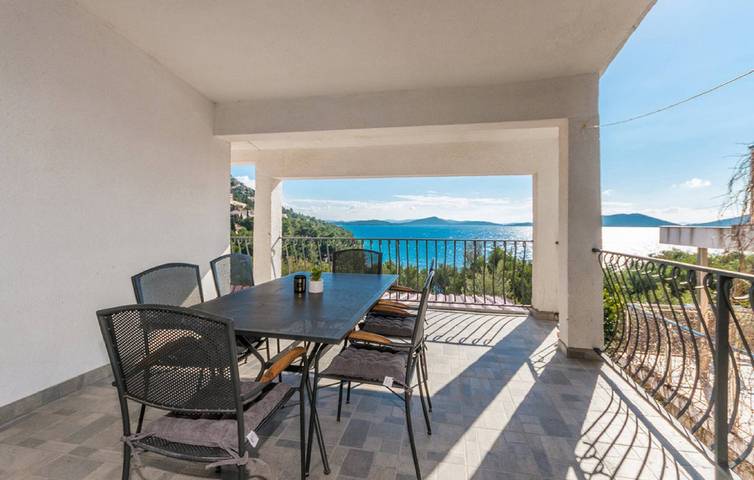 Ferienwohnung für 6 Personen, mit Balkon und Terrasse sowie Garten in Drage (Pakoštane)