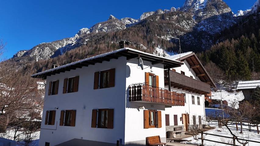 Casa vacacional 'Ciasa Civetta' con vistas a la montaña, terraza privada y Wi-Fi in Monte Civetta, San Tomaso Agordino