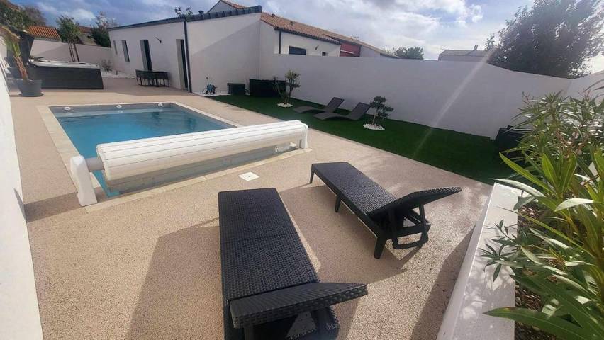 Location de vacances pour 4 personnes, avec Terrasse et Jacuzzi ainsi que Jardin et Piscine à Courçon
