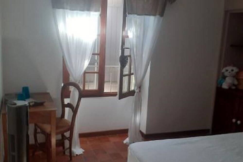 Mas Pacha welcomes you to its pleasant guest rooms in Provence.  in L'Isle-sur-la-Sorgue, Vaucluse