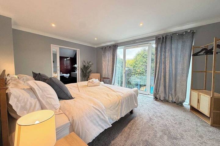 Palm House | Heated Pool | Sleeps 10 | South Downs in Worthing, South-Downs