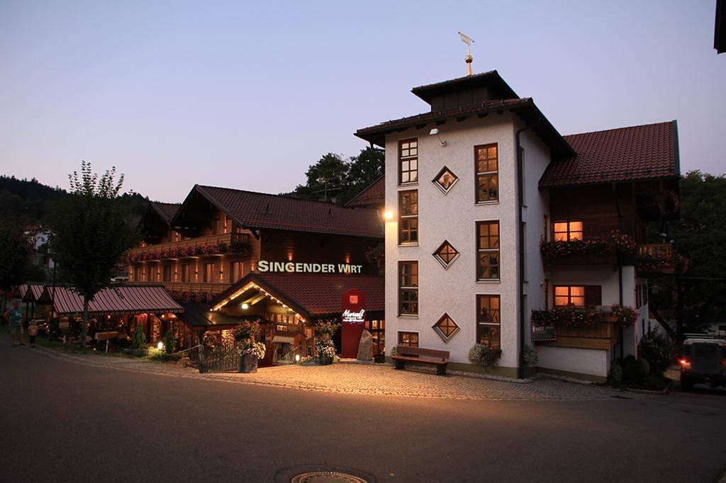 Musik - und Wellnesshotel Mariandl Singender Wirt - Zirbeneinzelzimmer Hotel in Haibach (Bayerischer Wald), Ostbayern