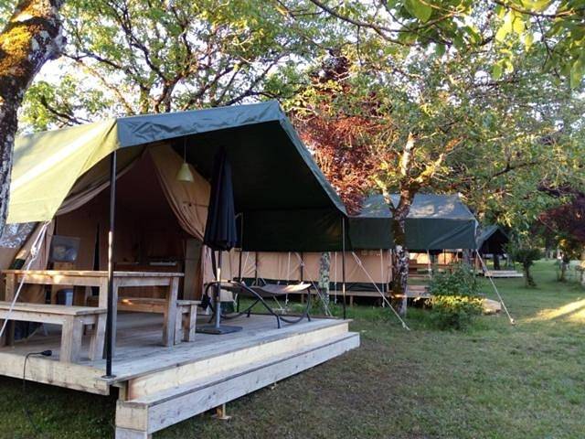 Tente pour 5 personnes, avec Terrasse et Jardin ainsi que Piscine et Vue