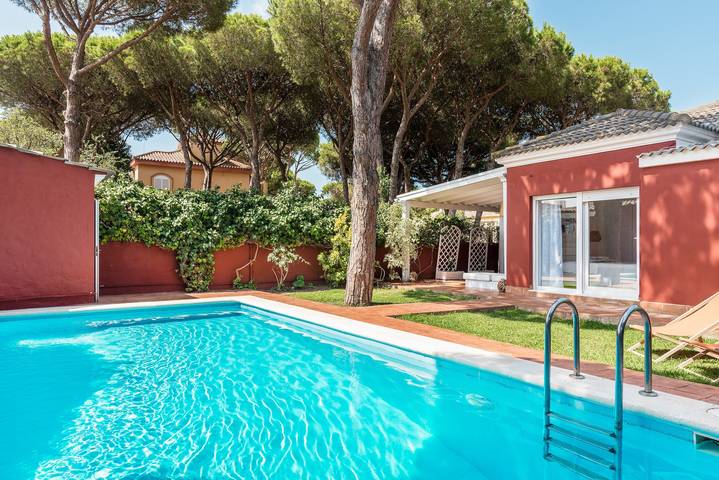 Modern Villa "Familia Feliz" Short Walk from Beach with Pool, Terrace, Garden & Wi-Fi in Playa La Barrosa, Chiclana de la Frontera