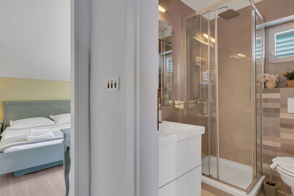 Ganze Wohnung, Villa Margitta mit Pool, Tennisplatz und Meerblick in Drašnice, Makarska Riviera