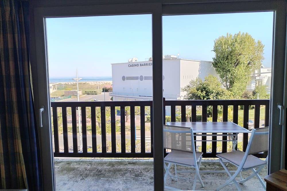Appartement entier, Appartement T1 face à la mer, plage à proximité (50m) in Ouistreham, Région de Caen