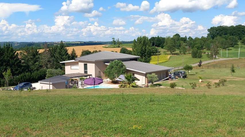 Gîte pour 4 personnes, avec piscine et jardin ainsi que vue et bassin pour enfant à Perville