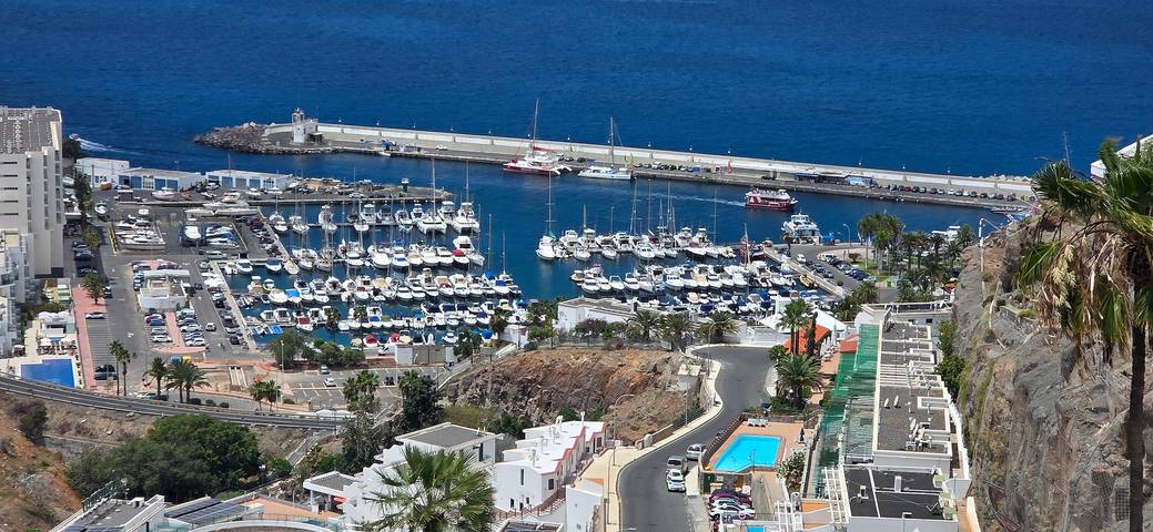 Holiday Apartment 'Corona Rosa' with Sea View, Shared Pool and Wi-Fi