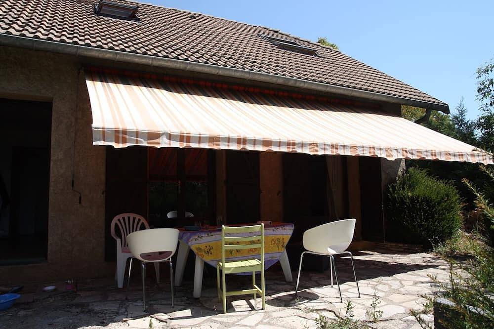 Large country house in the Hautes-Alpes, 5 mm from Lac de Pellautier in La Freissinouse, Gap region