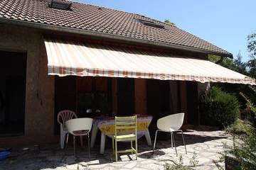 Location de vacances pour 12 personnes, avec jardin, animaux acceptés à La Freissinouse