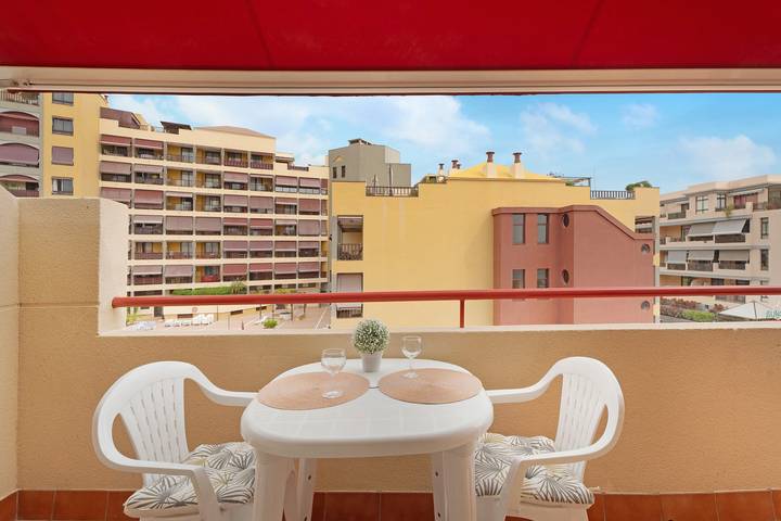 Apartamento entero, Apartamento de vacaciones "Sol y Mar" con piscina compartida, balcón privado y Wi-Fi in Puerto Santiago, Santiago del Teide