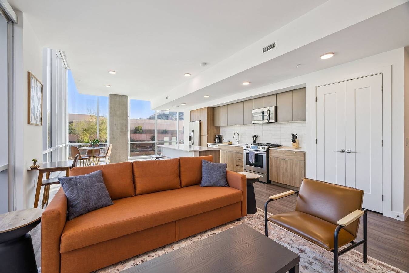 Entire apartment, Cozysuites Adeline 2Br - valet parking gym pool in Phoenix, Maricopa County