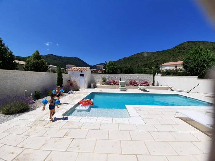 Location de vacances pour 9 personnes, avec piscine ainsi que vue et jardin, adapté aux familles dans Lac de Castillon - 4