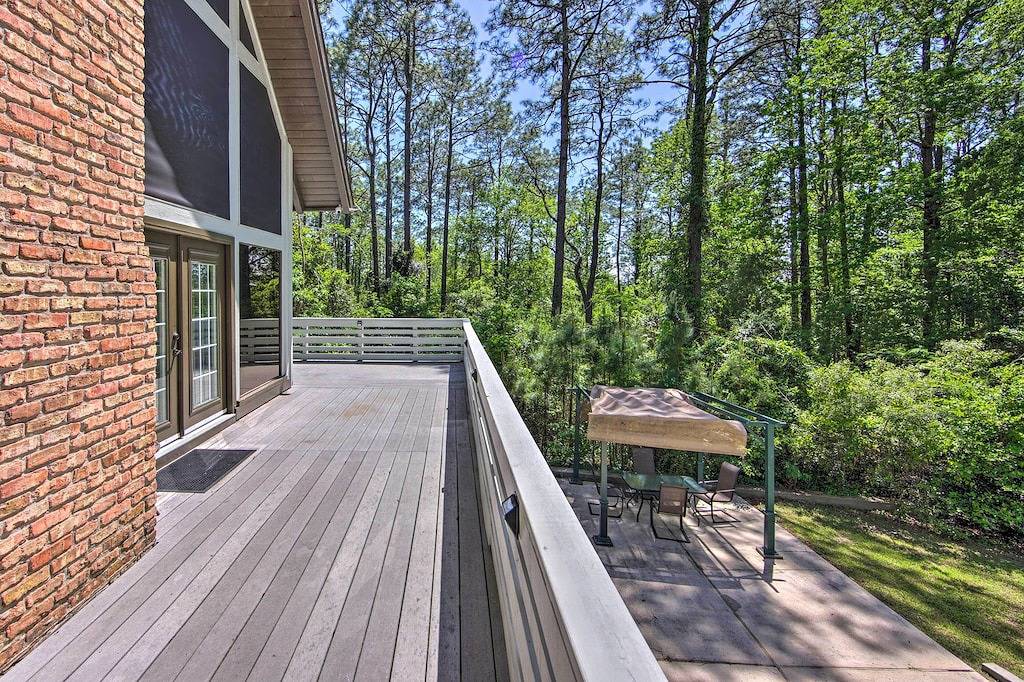 Brookeland Resort Cabin w/ Golf + Lake Access in Sam Rayburn Reservoir