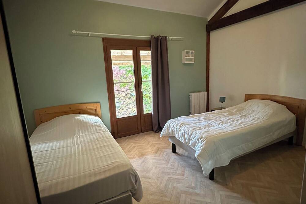Gîte + Party room + Bedroom with private shower & toilet in Auménancourt, Marne