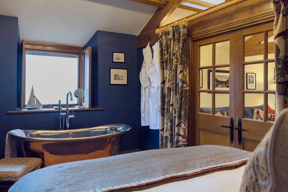 Luxury, romantic boathouse on the shores of Lake Ullswater, perfect for special occasions. in Lake District