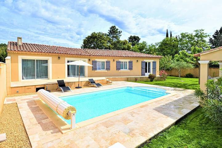 Location de vacances pour 10 personnes, avec terrasse à Mornas