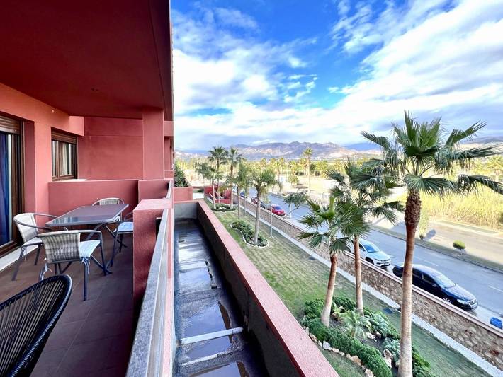 Apartamento para 4 personas, con balcón y jardín además de piscina y piscina para niños en Playa Granada