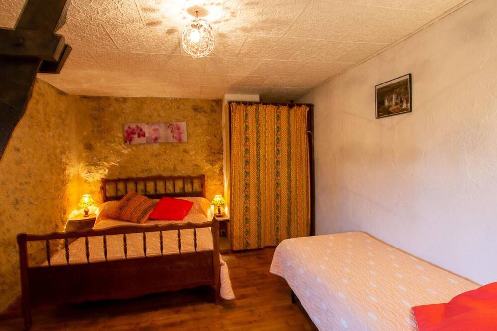 Entire apartment, House with garden, Wifi, pets accepted, parking in Beynac in Beynac-et-Cazenac, Périgord Noir