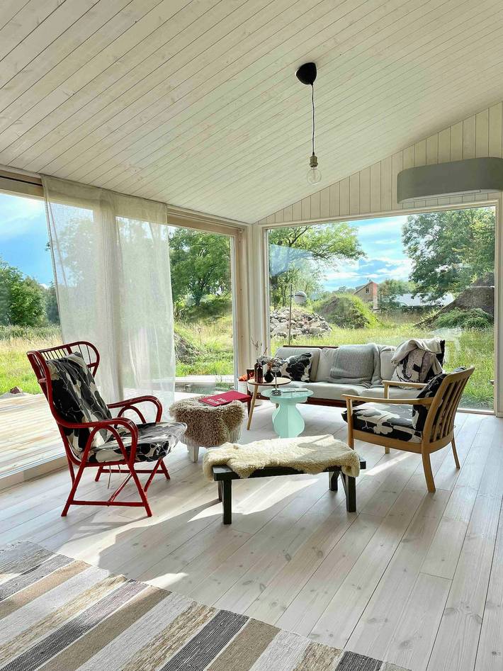 Modernes schwarzes Holzhaus auf der Halbinsel Bjäre in Bjärehalvön