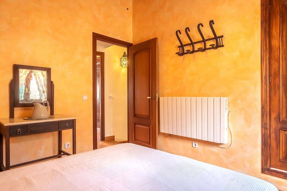 Wonderful private villa for 4 people with private pool, A/C, Wifi, Tv, terrace and parking in Porreres, South Majorca