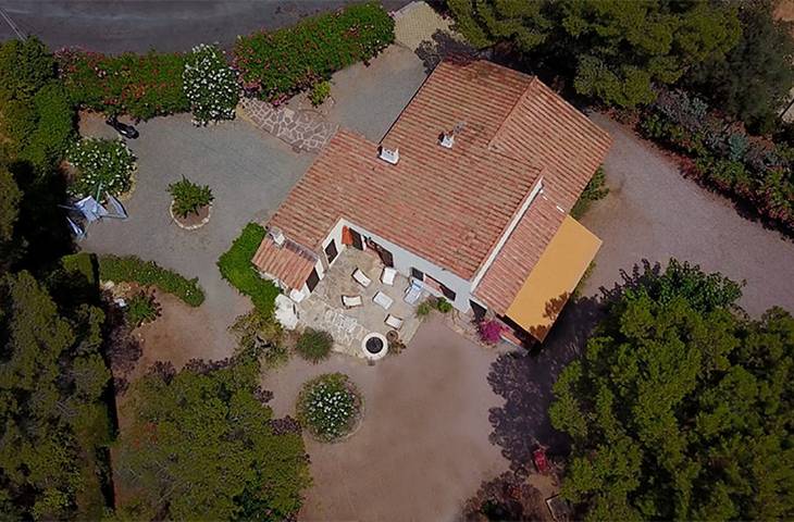 Location de vacances pour 8 personnes, avec terrasse et jardin dans Boulouris