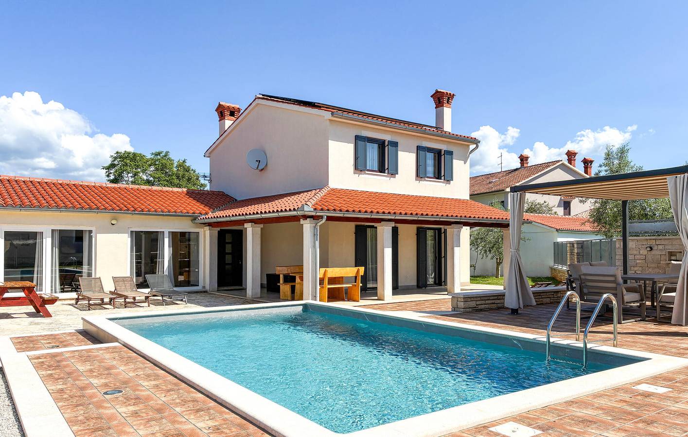 Moderno apartamento de 2 dormitorios con terraza y piscina, a 100 m del centro de Rebici in Barban, Costa sur de Istria