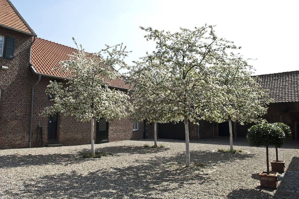 Romantischer Hausteil in denkmalg. Vierkanthof (Freilage) mit Garten-Terrasse in Heinsberg, Rheinland