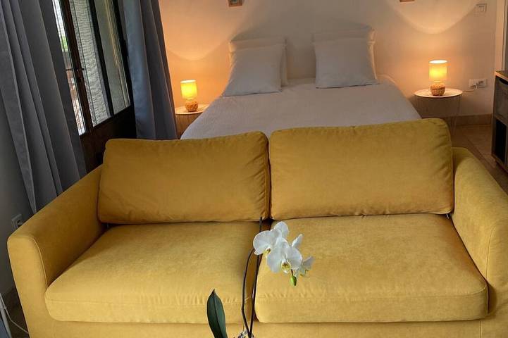 Gîte pour 2 personnes, avec terrasse et piscine ainsi que jardin et jacuzzi à Tarascon - 2