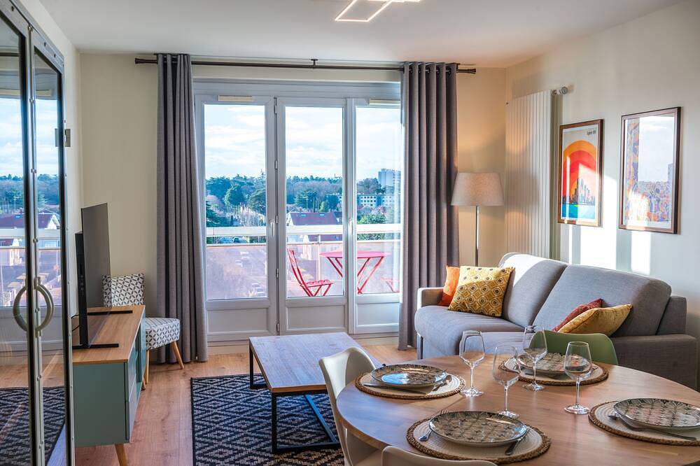 Ganze Wohnung, Air-conditioned suite with king-size bed & private parking near Eurexpo and Chu in Bron, Rhône